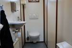 Toilette und Waschbecken an Bord der Poseidon