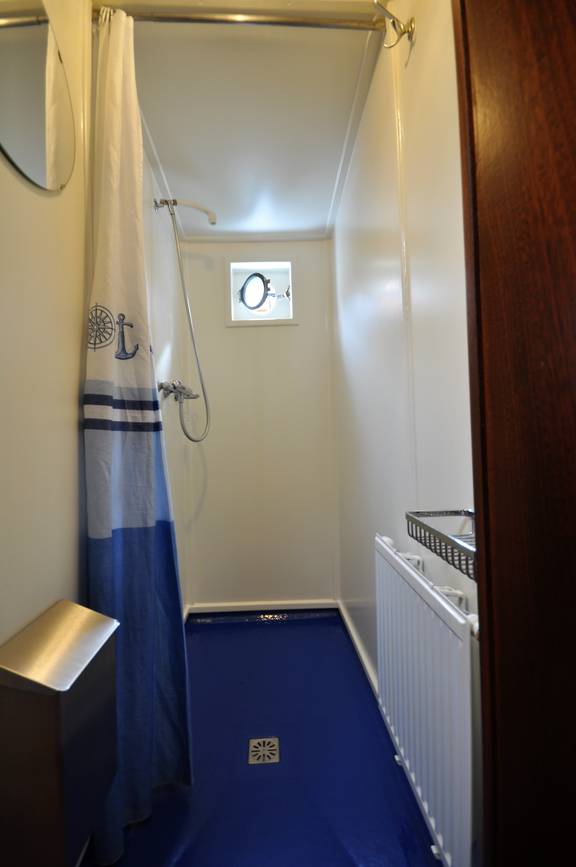 Dusche und Waschbecken im Badezimmer der Poseidon