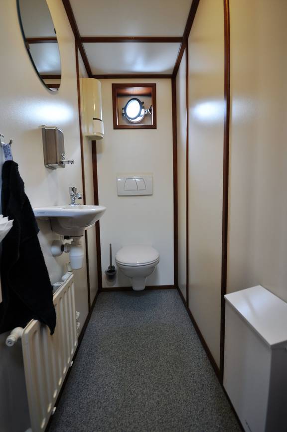 Toilette und Waschbecken an Bord der Poseidon