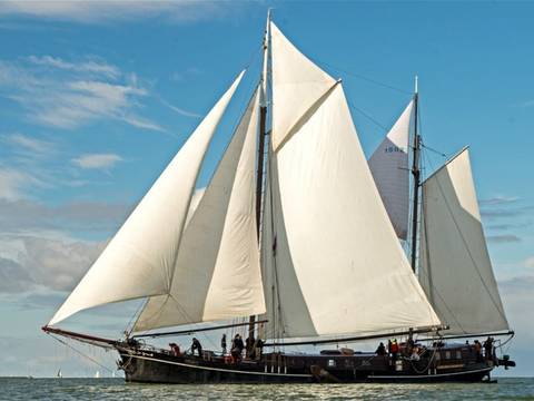 Zweimastklipper Pouwel Jonas mit gesetzten weißen Segeln