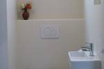 Toilette und Waschbecken an Bord der Pouwel Jonas