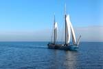 Pouwel Jonas segelt auf ruhigem blauem Wasser