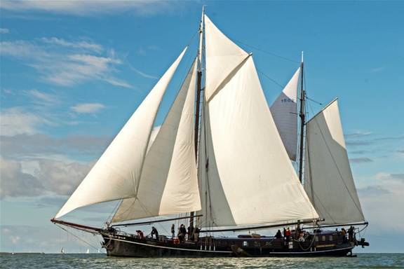 Zweimastklipper Pouwel Jonas mit gesetzten weißen Segeln