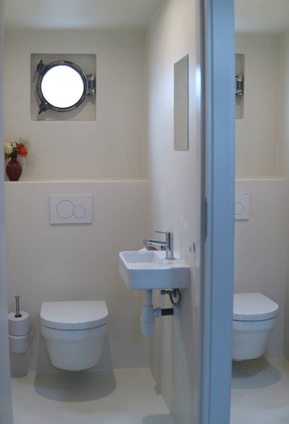 Toilettenräume an Bord der Pouwel Jonas