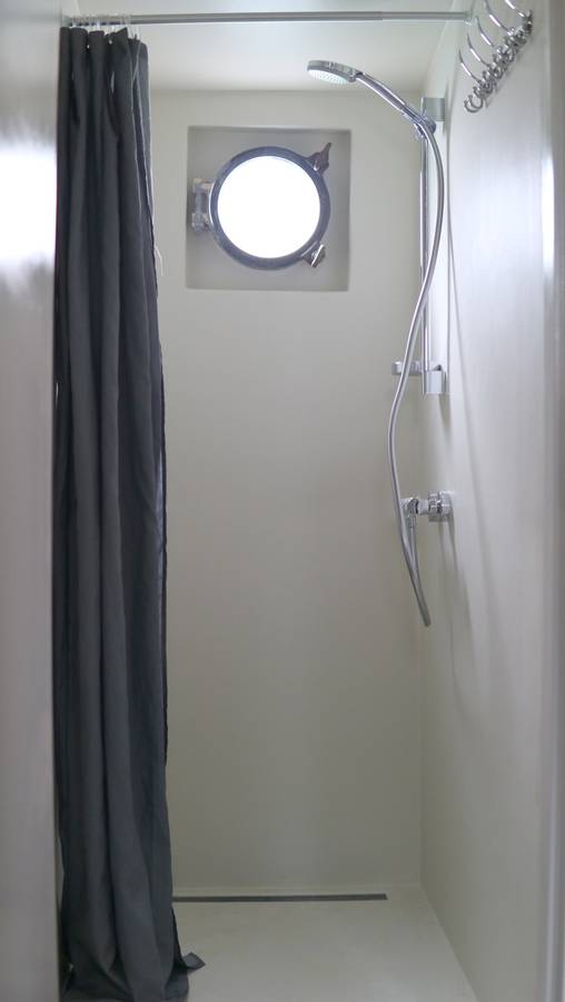 Dusche mit Bullauge auf der Pouwel Jonas