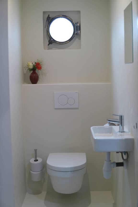 Toilette und Waschbecken an Bord der Pouwel Jonas