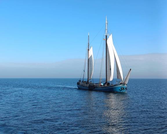 Pouwel Jonas segelt auf ruhigem blauem Wasser