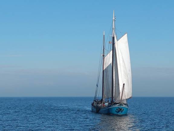Pouwel Jonas unter Segeln, vom Bug aus gesehen
