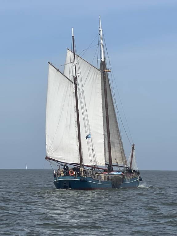Pouwel Jonas unter Segeln, von hinten gesehen