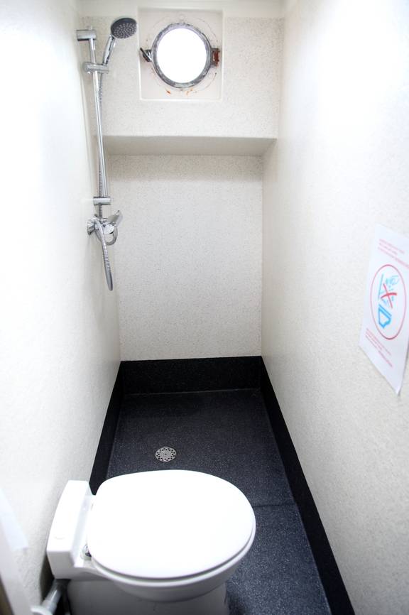 Toilette und Dusche an Bord der Rival