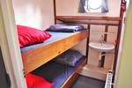 Kabine mit Etagenbett und Waschbecken auf der Rival