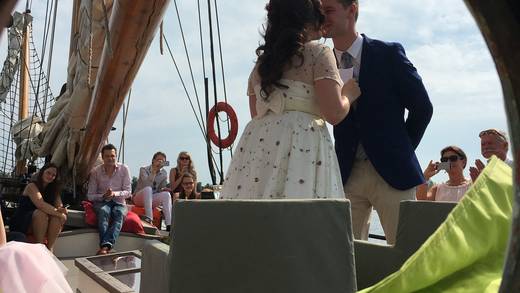 Brautpaar an Deck der Selene bei seiner Hochzeit