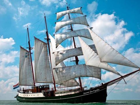 Simmer fan Fryslân mit gesetzten weißen Segeln