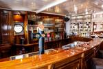 Holzbar im Salon der Simmer fan Fryslân