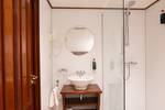 Badezimmer mit Dusche und Waschbecken auf der Simmer fan Fryslân