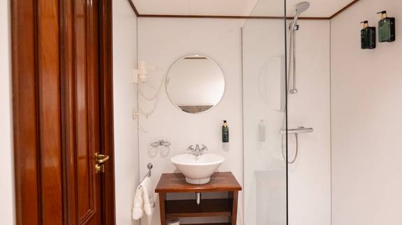 Badezimmer mit Dusche und Waschbecken auf der Simmer fan Fryslân