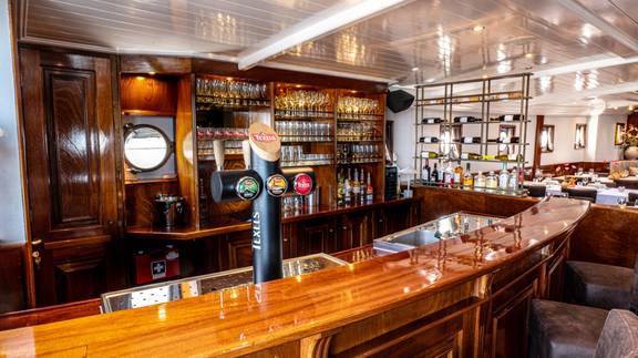 Holzbar im Salon der Simmer fan Fryslân