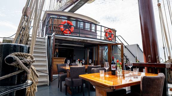 Gedeckte Tische an Deck der Simmer fan Fryslân