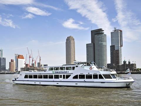 Partyschiff Smaragd 1 fährt an der Skyline von Rotterdam vorbei