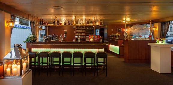 Geräumiger Salon der Smaragd 1 mit Bar und grünen Barhockern