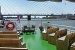 Holzbänke auf dem grünen Deck der Smaragd 1 mit Blick auf die Erasmusbrücke