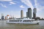 Partyschiff Smaragd 1 fährt an der Skyline von Rotterdam vorbei