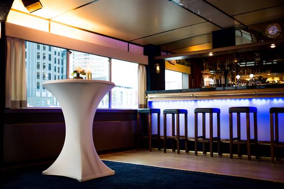Bar mit blauer Beleuchtung und Barhockern im Salon der Smaragd 2