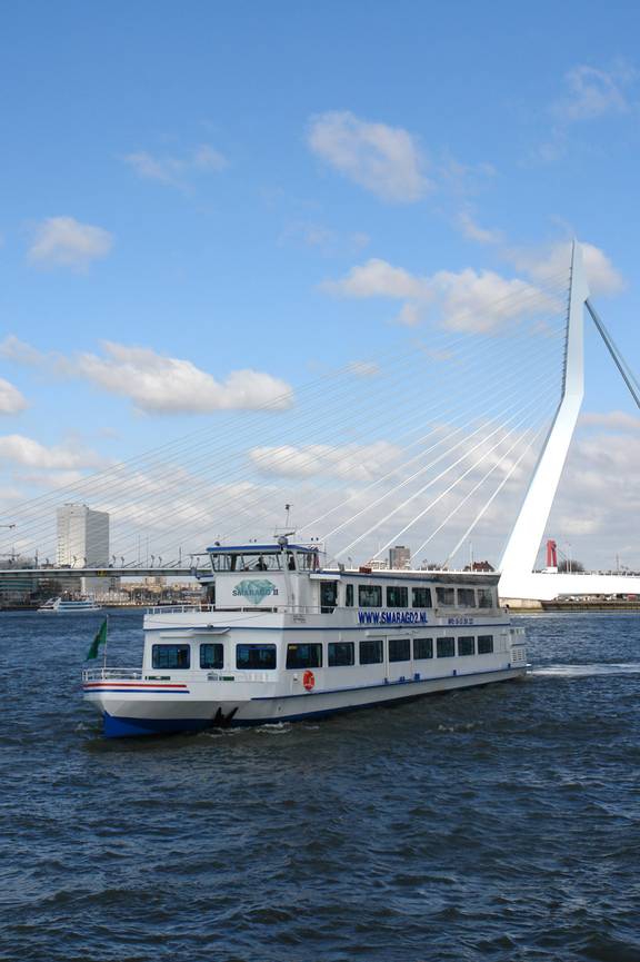 Partyschiff Smaragd 2 fährt an der Erasmusbrücke in Rotterdam vorbei