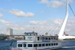 Partyschiff Smaragd 2 fährt an der Erasmusbrücke in Rotterdam vorbei