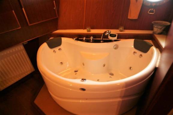 Partyboot Soeverein sanitair jacuzzi