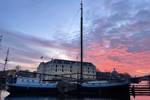 Spartivento unter einem rosa Abendhimmel am Liegeplatz
