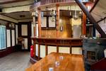 Holzesstisch und Bar im Salon der Spartivento