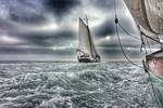 Spartivento unter Segeln auf welligem Wasser unter dunklen Wolken