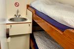 Kabine mit Etagenbett und Waschbecken auf der Spartivento