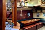 Salon der Spartivento mit Bar und Esstisch