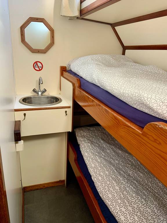 Kabine mit Etagenbett und Waschbecken auf der Spartivento