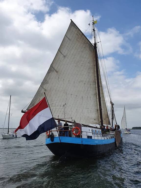 Spartivento unter Segeln, vom Heck aus gesehen