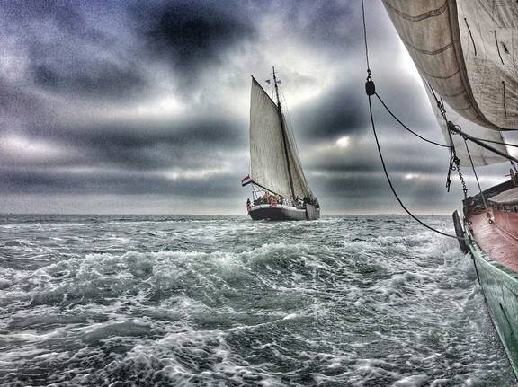 Spartivento unter Segeln auf welligem Wasser unter dunklen Wolken