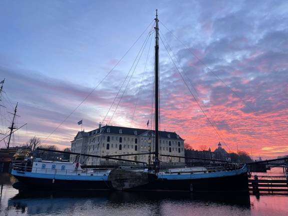 Spartivento unter einem rosa Abendhimmel am Liegeplatz