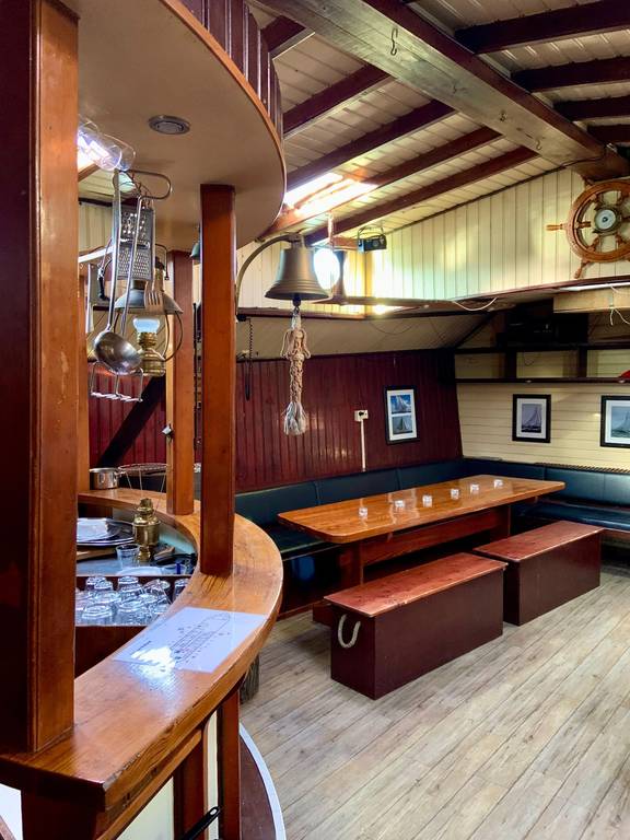 Salon der Spartivento mit Bar und Esstisch