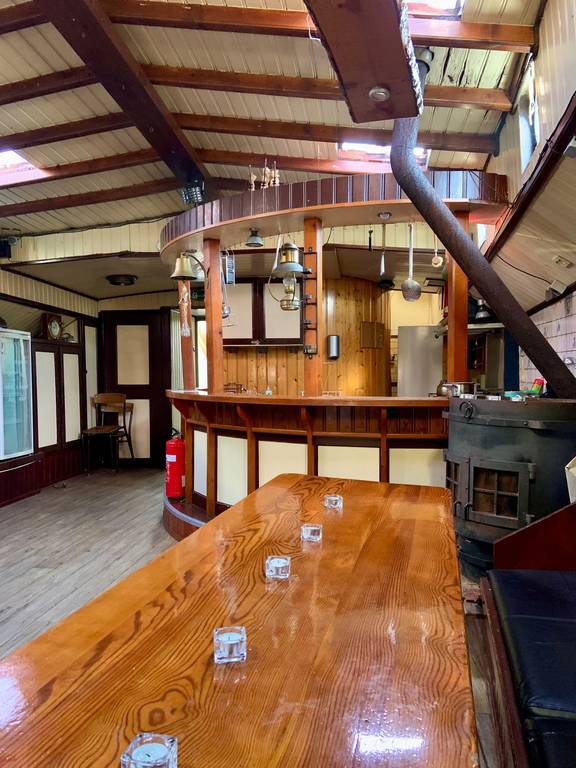 Holzesstisch und Bar im Salon der Spartivento