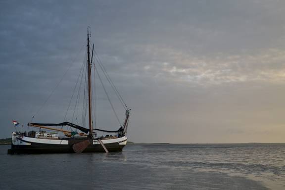 Tjalk Spes Mea beim Trockenfallen im Wattenmeer
