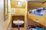 Zweibettkabine mit Etagenbett und Waschbecken auf der Spes Mea