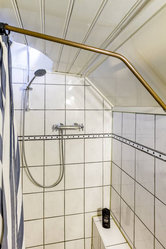 Geflieste Dusche an Bord der Spes Mea