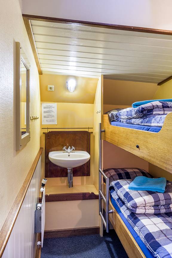 Zweibettkabine mit Etagenbett und Waschbecken auf der Spes Mea