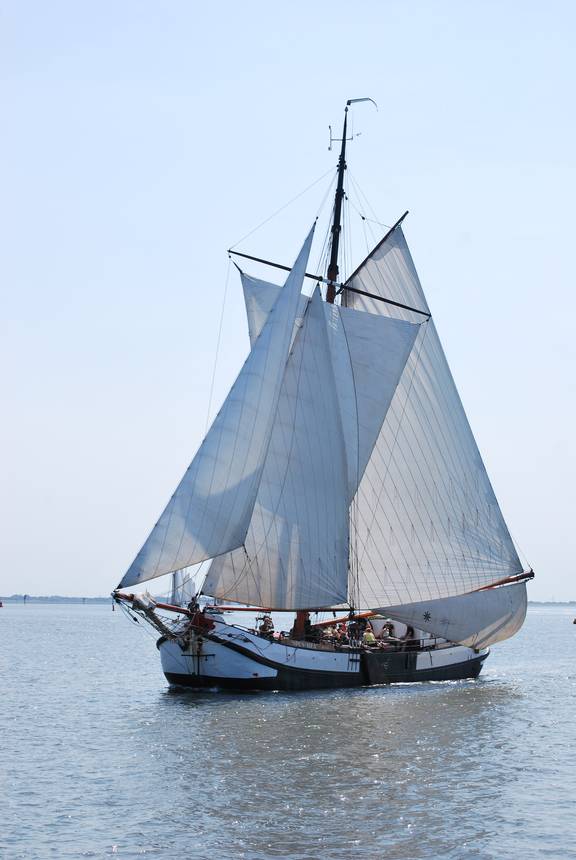 Tjalk Spes Mea unter weißen Segeln auf dem Wasser
