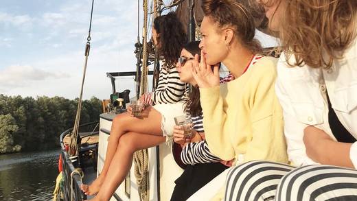 Freunde genießen die Zeit an Deck eines Segelschiffs