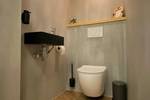 Toilette mit schwarzem Waschbecken an Bord der Summertime