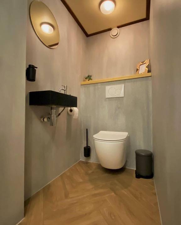 Toilette mit schwarzem Waschbecken an Bord der Summertime
