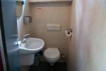 Toilette und Waschbecken im Badezimmer der Sybaris
